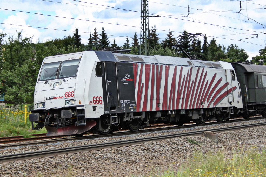 Das rote Zebra 185 666-5 mit Sonderzug am 07.08.11 bei Fulda 

