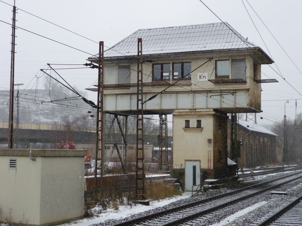 Das Stellwerk von Kreuztal (offizieller Name Kreuztal Nord) . Abgelichtet am 29.12.2009 . Hoffentlich steht es noch lange dort und ist auch im Betrieb....