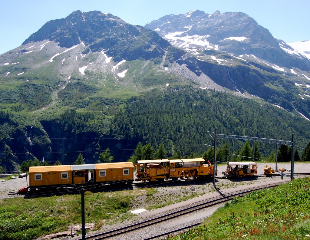 Das Stumpfgleis in Alp Grm ist besetzt durch eine Bauzugkomposition. (09.07.2010)