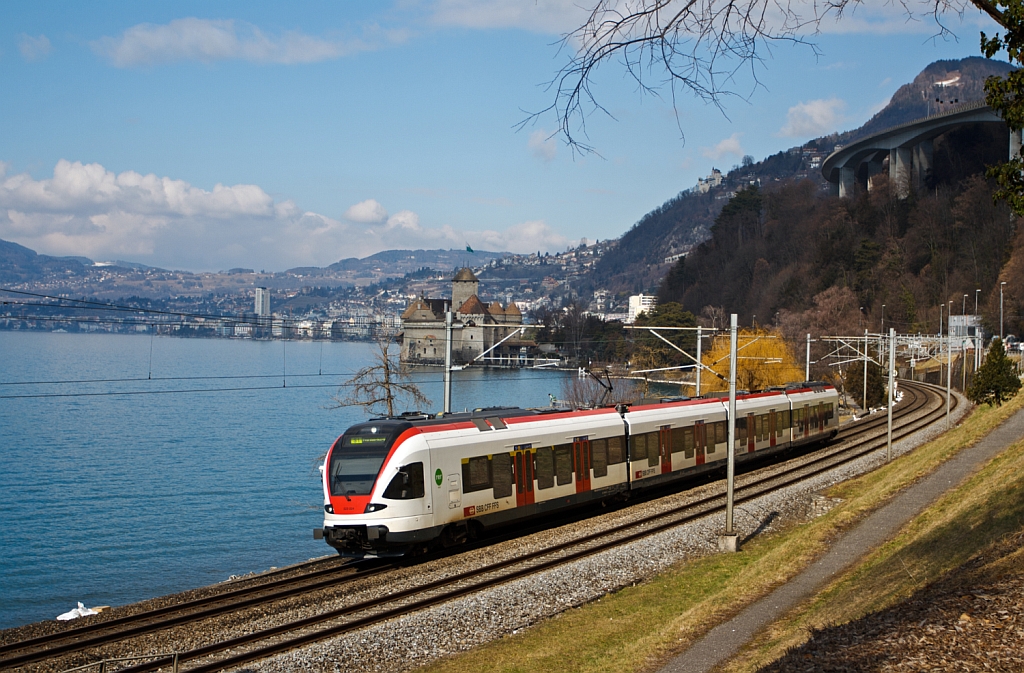 Das war mir den Nachschu wert: 
Stadler FLIRT  RABe 523 024 der SBB (RER Vaudois) als S1 (Villeneuve - Montreux - Vevey - Lausanne -  Yverdon-les-Bains), fhrt am 26.02.2012 bei Clos du Moulin am Genfersee Richtung Lausanne, hinten Chteau de Chillon, dahinter Montreux.