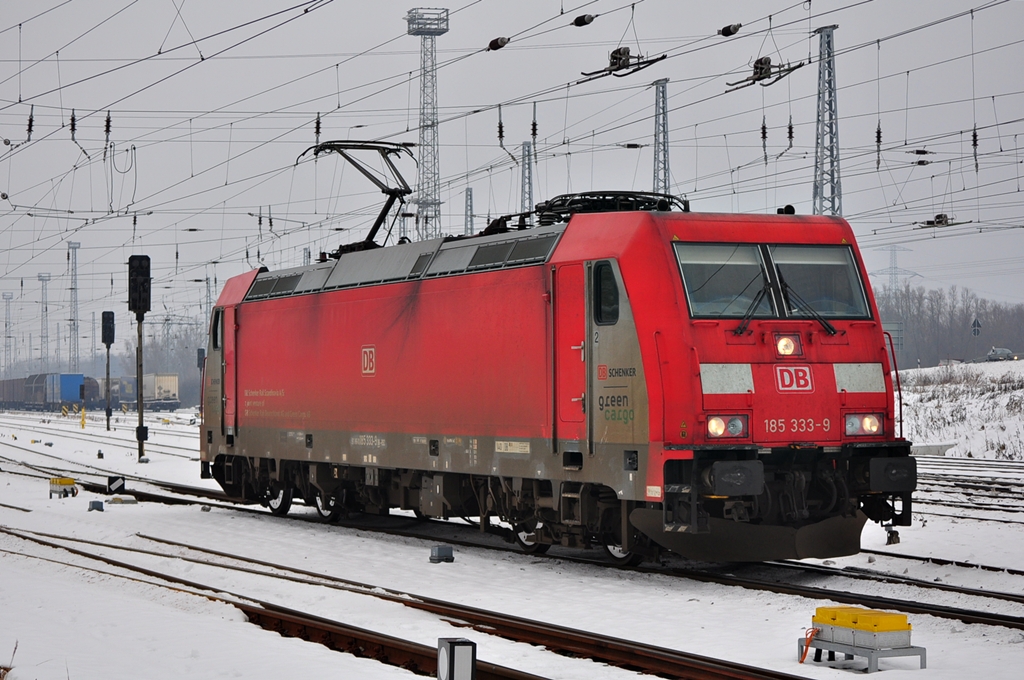 Das war nicht ihr Tag.Die 185 333 blieb am 14.12.2012 mit einem Lokschaden in Priemerburg bei Gstrow liegen.Allerdings gelang es dem Tf  dat Maschinchen  wieder zum fahren zu berzeugen.Zumal sie mit ihrer Schicht noch nicht am Ende war.In Rostock-Seehafen angekommen fuhr sie ins Bw zum Personalwechsel.Kurz danach kam sie wieder und bespannte erneut ihren Zug den sie nach Mukran(Rgen) zur Fhre brachte.Hier beim rangieren am Stw B11 in WRS.