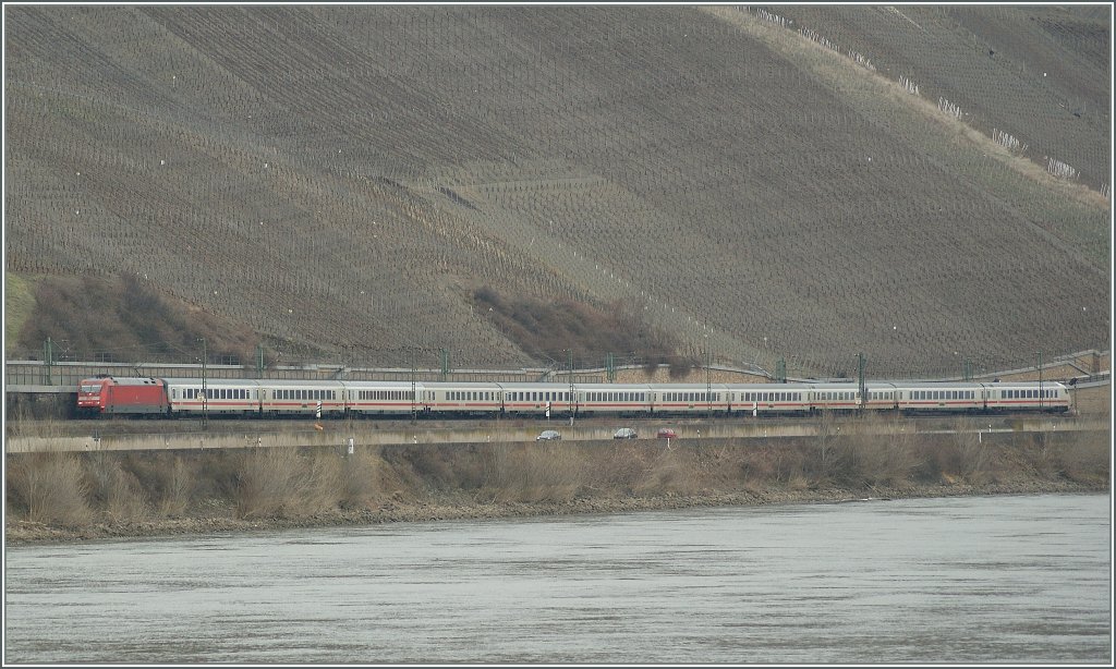 DB 101 mit IC kurz vor Boppard. 
20. Mrz 2010