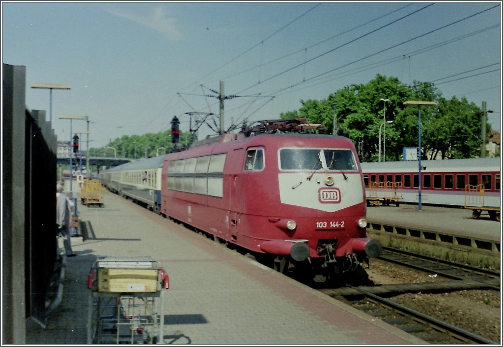 DB 103 144-2 mit einem IC in Koblenz. 
August 1994/Gescanntes Negativ