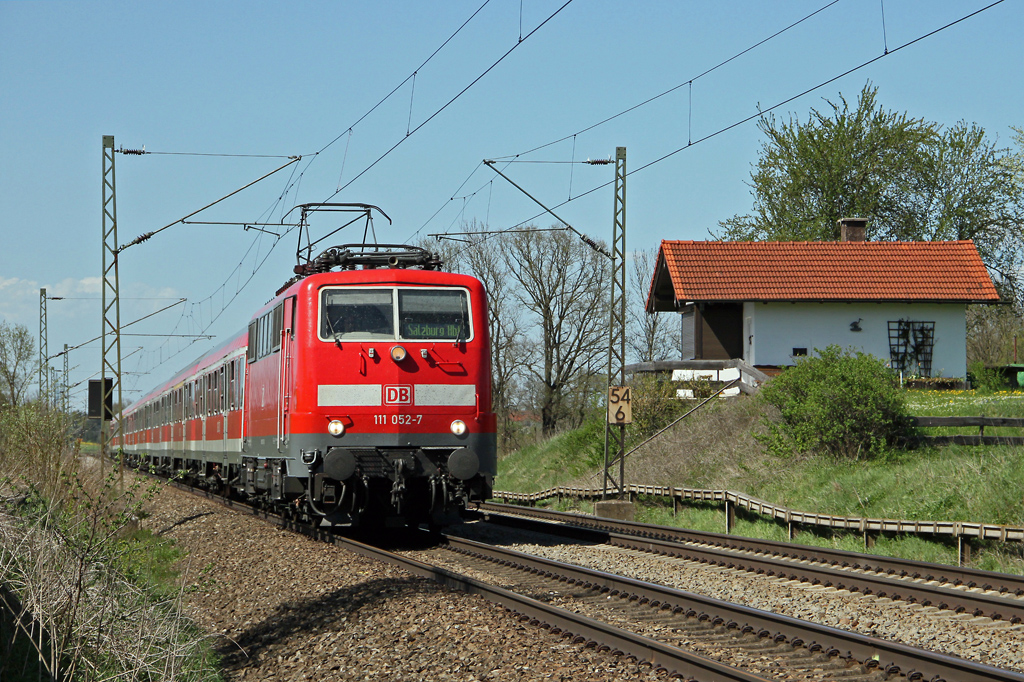 DB 111 052 mit Mnchen-Salzburg-Express an der ehemaligen Blockstelle Hilperting vorbeifahrend (28.4.2012). 