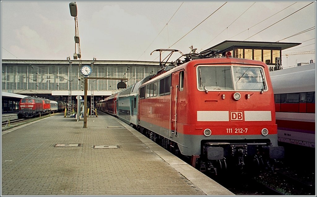 DB 111 212-7 in Mnchen 
(Frhling 2001/analog Foto ab CD)