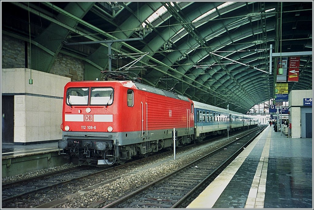 DB 112 108-6 mit einem IR in Berlin Ostbahnhof.
Mrz 2001/Analoges Foto ab CD