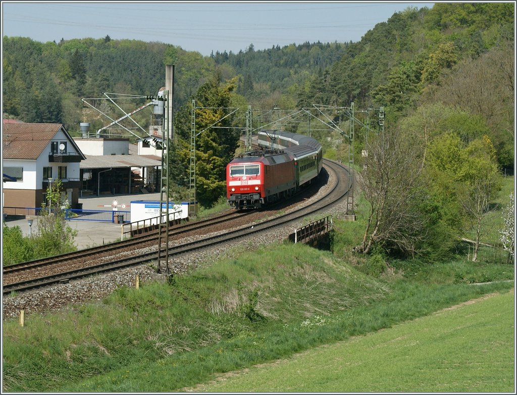 DB 120 125-0 mit dem IC 185 von Stuttgart nach Zrich kurz vor Engen. 
22. April 2011