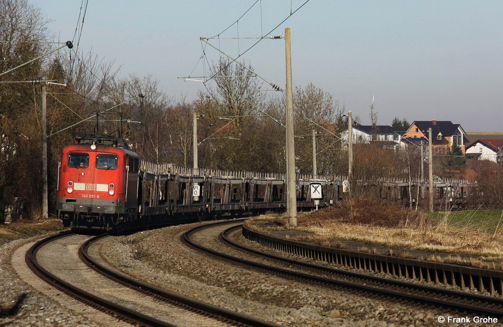 DB 140 291-6 mit leerem Ganzzug Autotransportwagen in Richtung Mnchen, KBS 930 Regensburg - Mnchen, fotografiert bei Klham am 17.01.2011