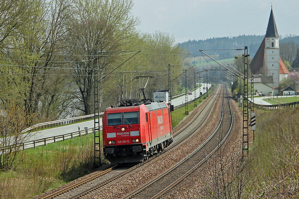 DB 185 261 fhrt als LZ von Passau kommend an Hausbach bei Vilshofen vorbei (12.4.2012). 