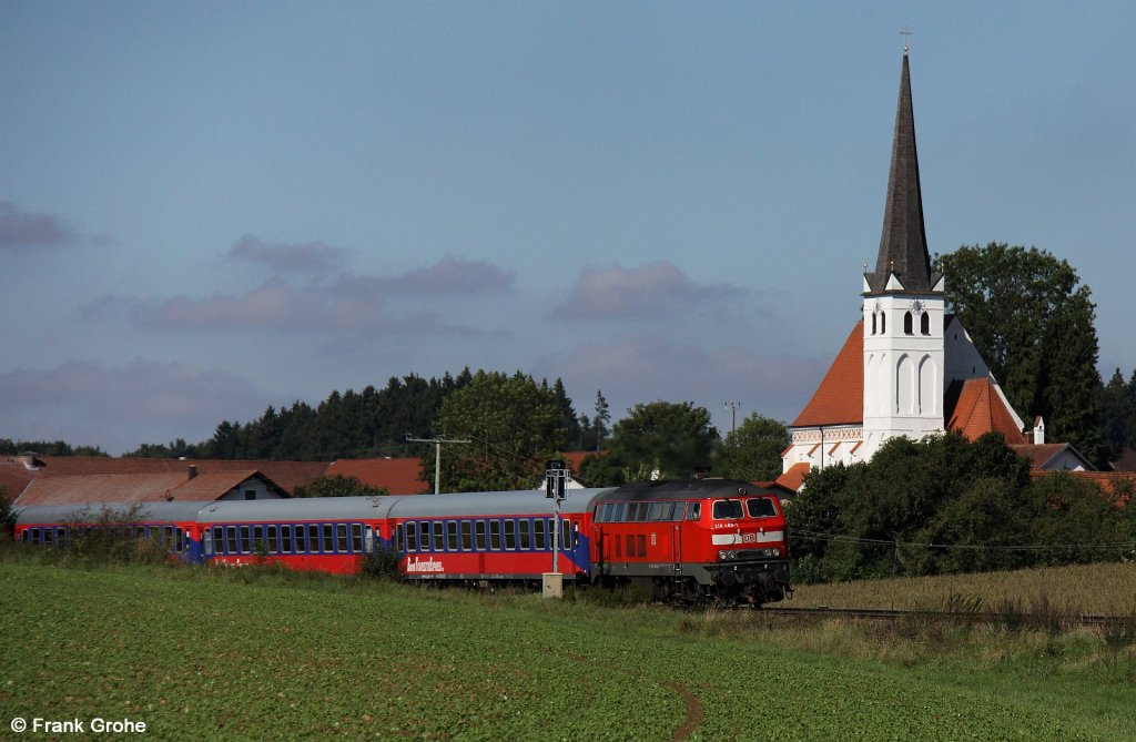 DB 218 466-1 mit BTE Bahn TouristikExpress Sonderzug / Pilgerzug von Kronach nach Alttting, KBS 945 Landshut - Mhldorf, fotografiert bei Gtzdorf am 10.09.2011 (Speziell fr die Pilger in dieser anderen Version des schon bei Bahnbilder gezeigten Zuges die restaurierte Kirche von Gtzdorf in voller Schnheit).
