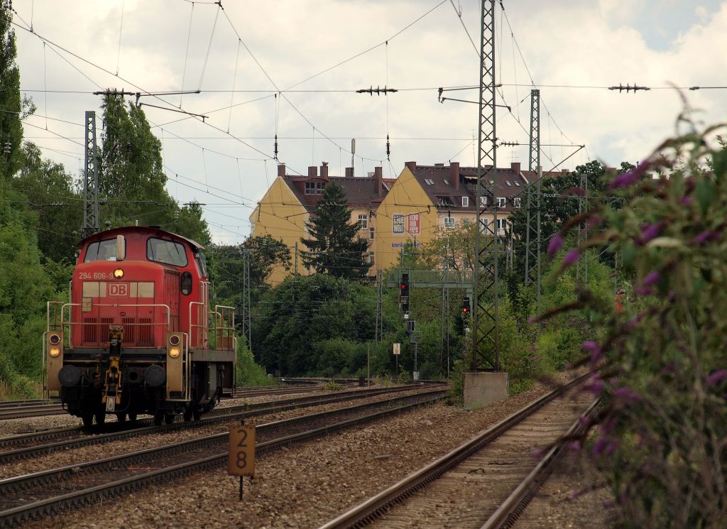 DB Schenker's 294 606-9 rollte am Mnchener Heimeranplatz gemtlich vorbei. Die Aufnahme geschah am 3.8.