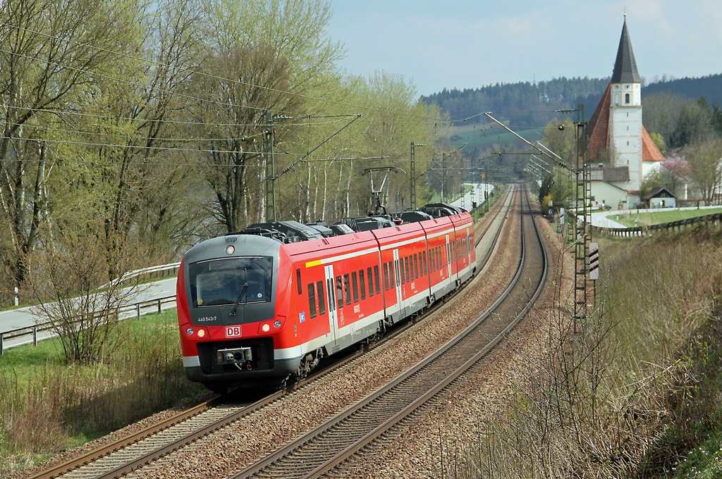 DB-Triebzug 440 543 (Donau-Isar-Express) bei der Vorbeifahrt an Hausbach zwischen Passau und Vilshofen am 12.4.2012.