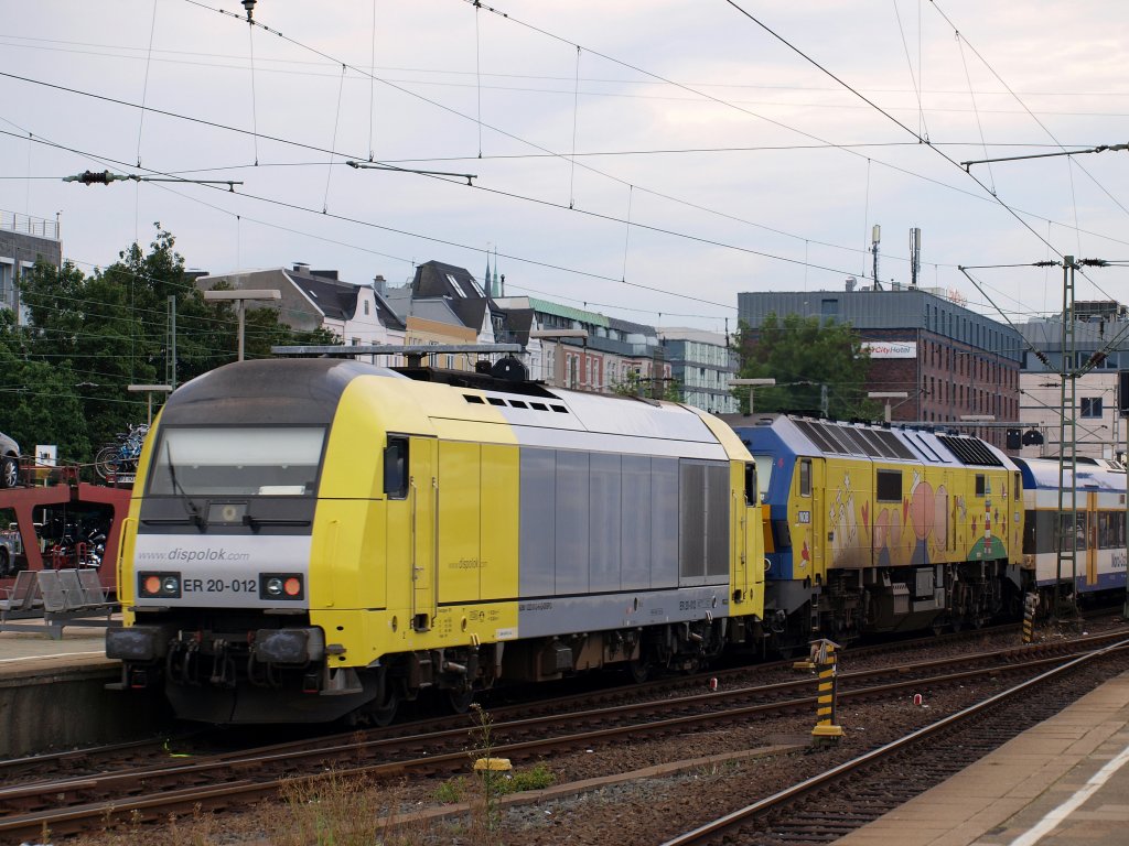 DE 2700-03  Kinderlok  brachte mit der NOB von Husum den ER 20-12 mit der nach kurzem Rangieren als Tfz(D) 69854 (Hamburg-Altona - Singen/Htw.) nach Singen/HTW abfuhr.