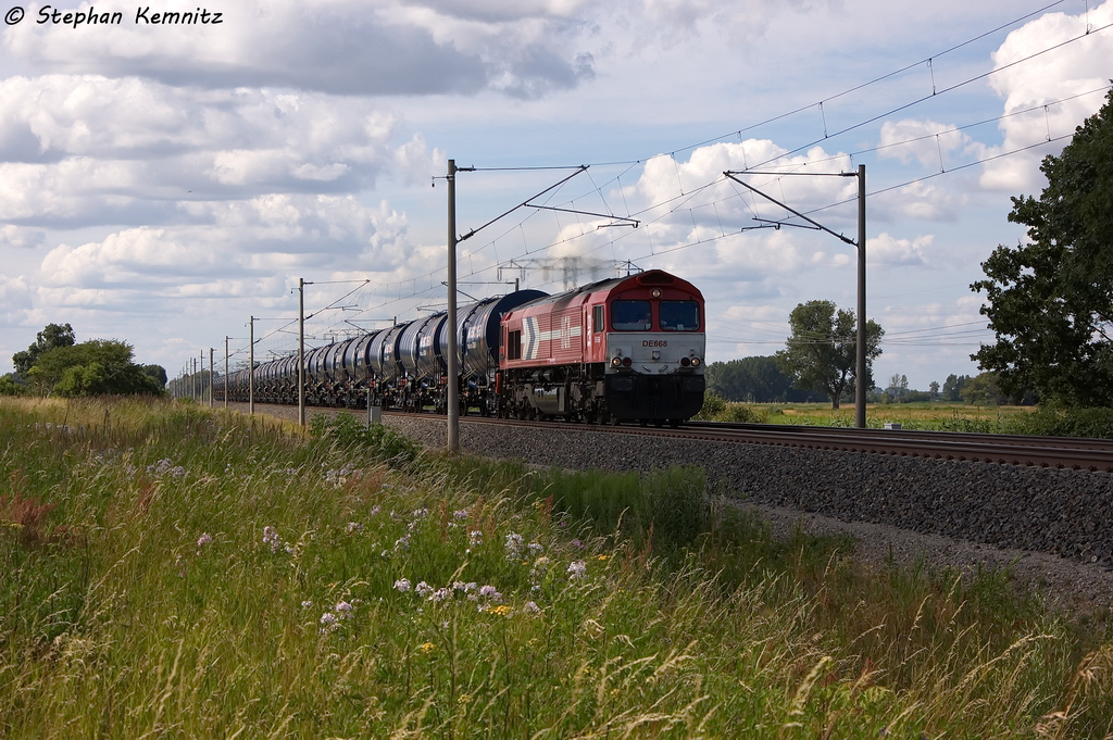 DE 668  Klaus Meschede  (266 068-6) HGK - Hfen und Gterverkehr Kln AG mit einem Kesselzug  Umweltgefhrdender Stoff, flssig  in Vietznitz und fuhr in Richtung Nauen weiter. 16.07.2013