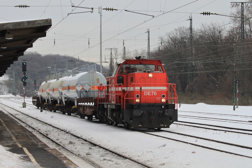 DE 76 (98 80 0272 015-5 D-HGK) mit kurzem Gterzug am 28.12.10 in Kln West