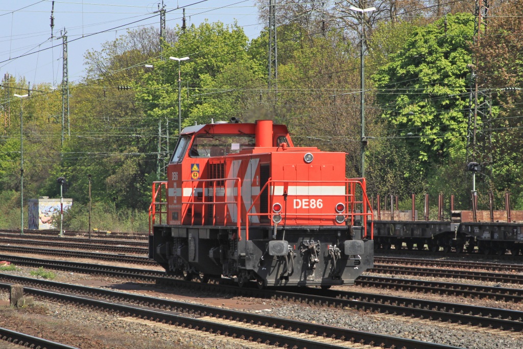 DE 86 (98 80 0272 024-7 D-HGK) eine  DE 1002  am 23.04.10 in Kln West