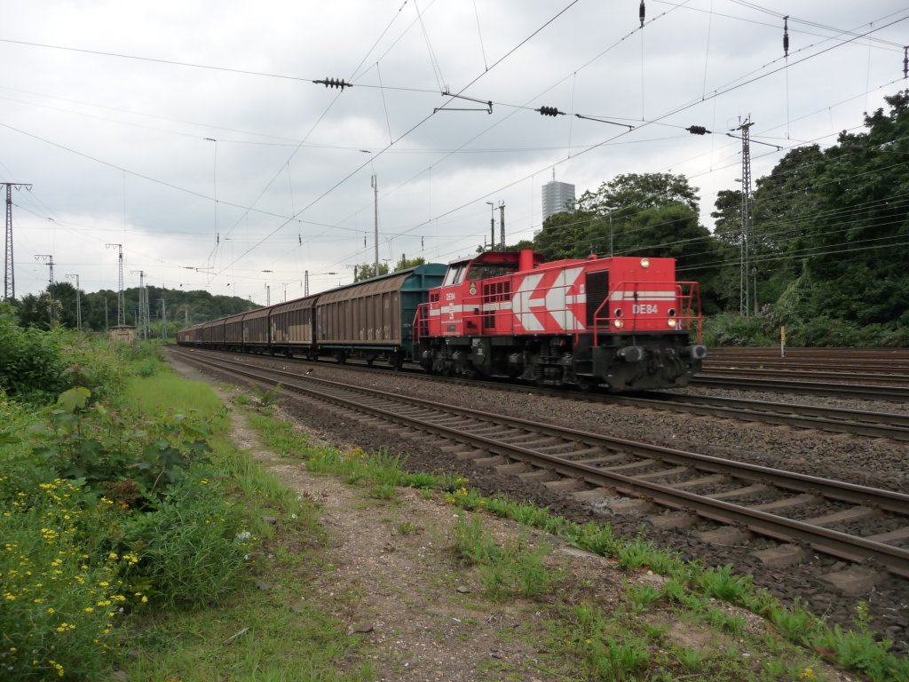 DE84 der HGK (98 80 0272 022-1 D-HGK) durchf�hrt am 08.08.2012 mit einem aus Schiebewandwagen gebildeten G�terzug den Bahnhof K�ln-West.