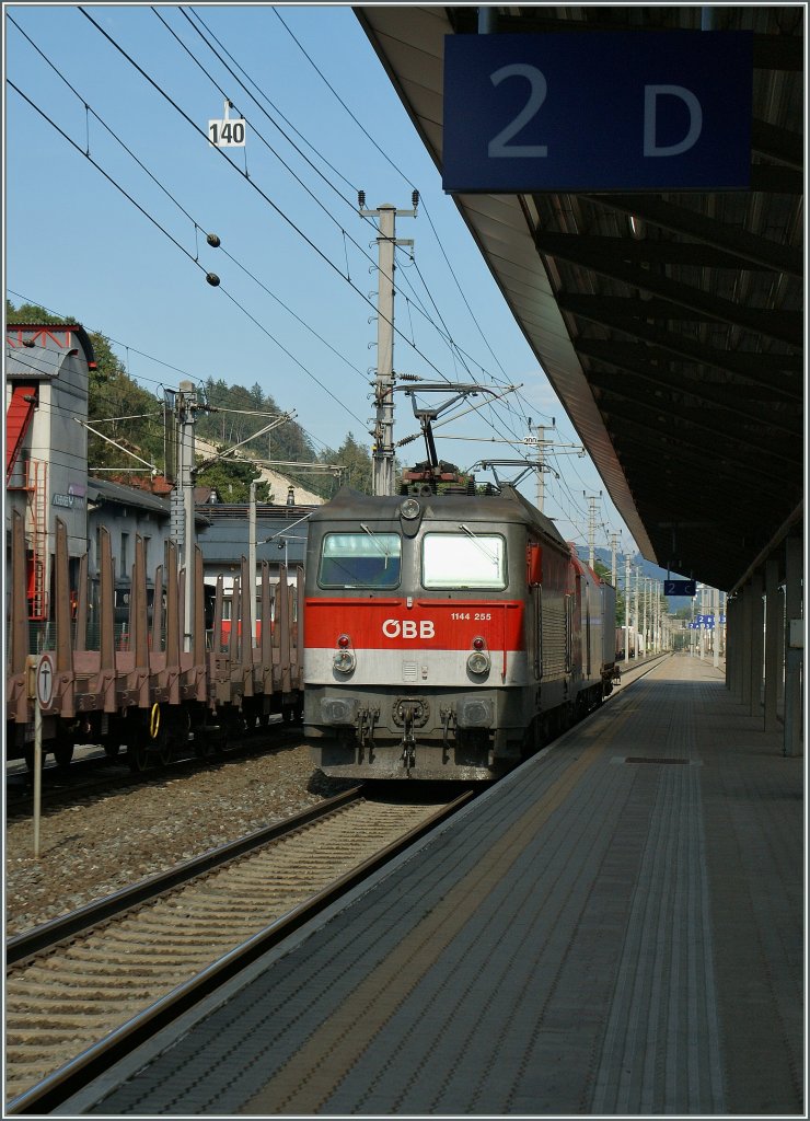 Dei BB 1144 055 mit einem Tauraus vor eine sehr kurzen Gterzug bei der Durchfart in Jenbach am 16.09.2011.