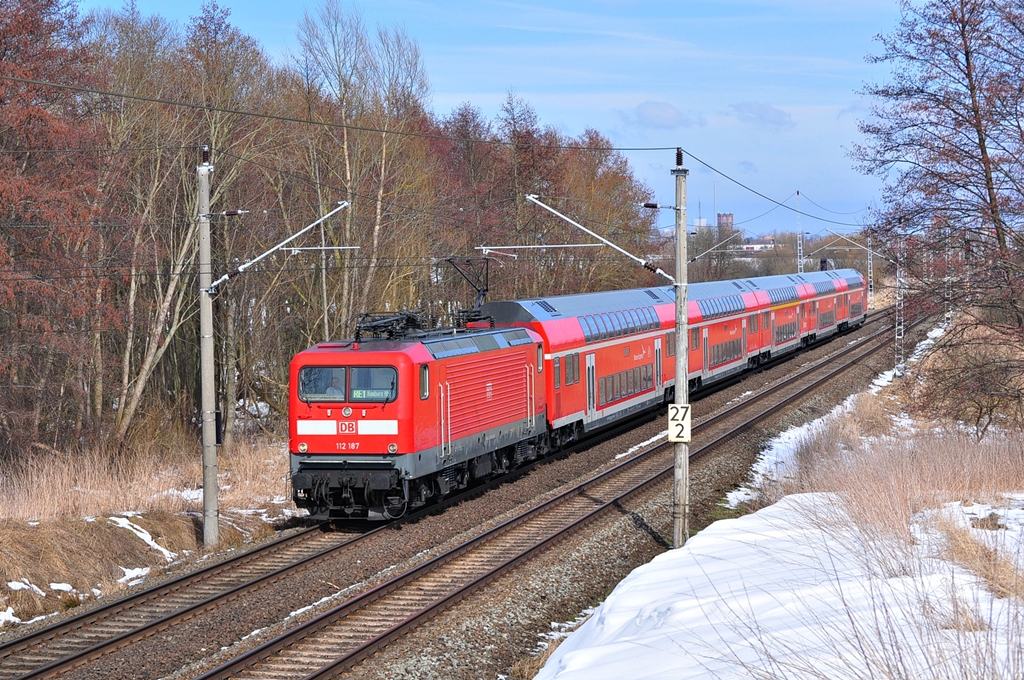 Dem RE 4308 bespannte am 27.03.2013 infolge des Mangels an Loks der BR 120.2 die 112 187(AEG 21559/1994).Hier am 27.03.2013 kurz hinter Rostock.