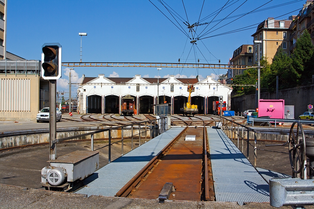 Den Elefant muss man sich denken:-) - Blick ber die Drehscheibe auf das Depot Lausanne am 29.05.2012. An der Oberleitung wird gerade gearbeitet.