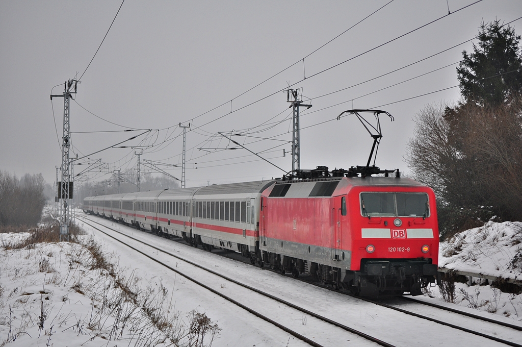 Den IC 2212(Stuttgart-Binz) schiebt die 120 102 am 10.12.2012 in den Bhf Rostock.Hier in Sildemow.