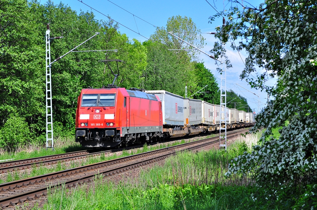 Den KT 41911(Rostock Seehafen-Vels Vbf CCT)bespannte 27.05.2013 die 185 369.Hier zwischen Sildemow und Dalwitzhof.