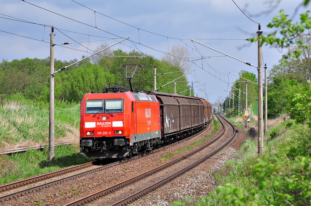 Den nur Sonntags von Rostock-Seehafen nach Seddin verkehrenden EZ 52673 bespannte am 12.05.2013 die 185 292.Hier in Sildemow. 