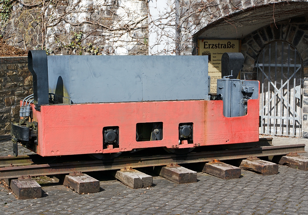 
Denkmal Grubenlok, Gruben-Akkulok bei der ehem. Grube Fsseberg, Daaden-Biersdorf am 08.04.2012. 

Die Lok ist eine Siemens-Schuckert-Werke  (SSW) vom Typ Bo-akku und wurde 1953 unter Fabrik-Nr. 5490 in der Spurweite 575 gebaut und an  Sachtleben Bergbau GmbH, Metallerzbergwerk Meggen, Lennestadt geliefert, dort hatte sie die Lok-Nr.  53-6  . 1965 erfolgte Umbau in 750 mm-Spur.