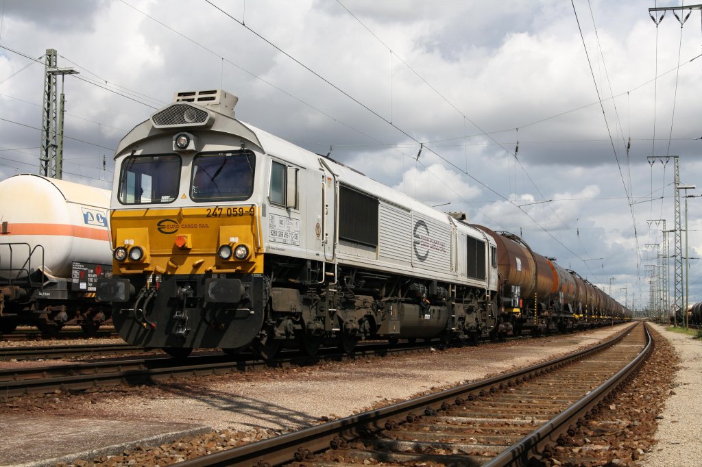 Der 15.07.12 stand ganz im Zeichen der 247 059-9. Aufgrund von berfllten Rangierbahnhfen in Mnchen durch die Sperrung der Strecke zum Brenner - voraussichtlich bis Dezember 2012 - werden diverse Kesselzge nach Mhldorf/Burghausen von Ingolstadt ber Regensburg und Landshut umgeleitet. Hier hat die Maschine gerade in Ingolstadt ihren 25-wagigen Leer-Kesselzug zur Stadt am Inn bespannt.