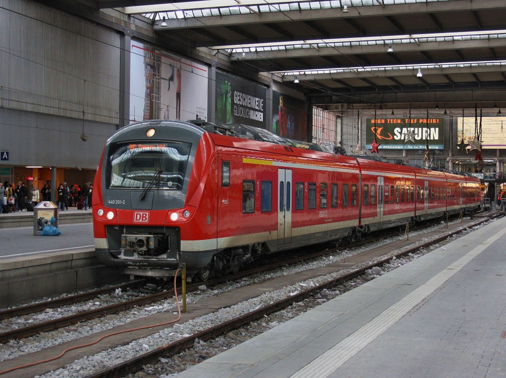 Der 440 201 am 28.12.2010 als RE nach Passau im Mnchner Hbf.