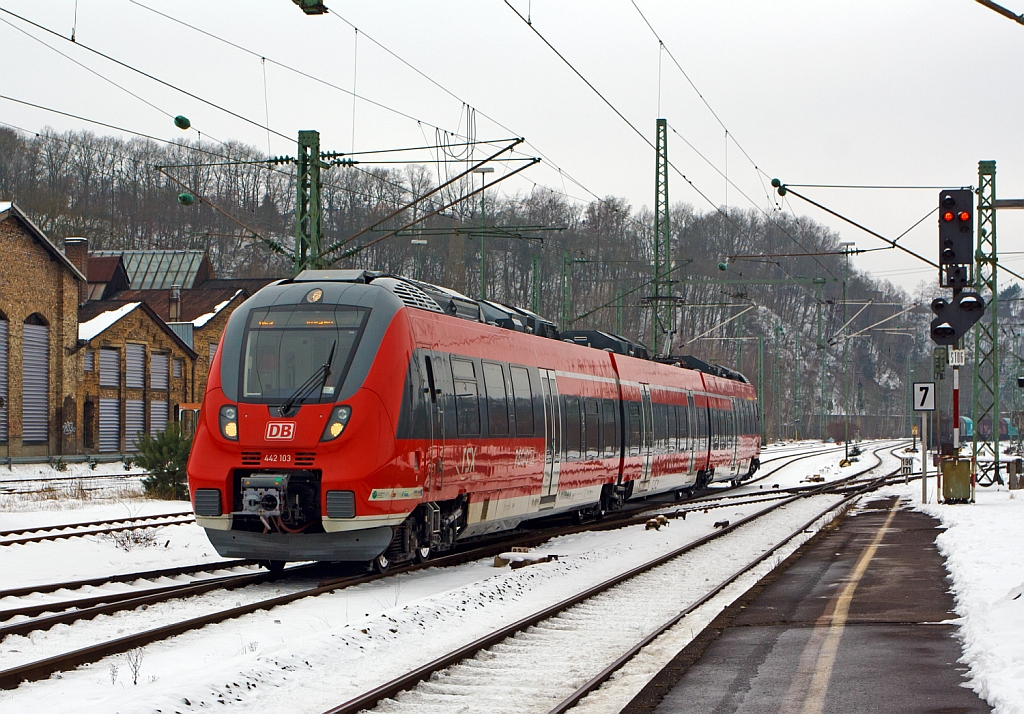 Der 442 103 / 603 ein dreiteiliger Bombardier Talent 2 als RE 9 - Rhein-Sieg-Express (Aachen - Kln - Siegen) fhrt am 26.01.2013 in den Bahnhof Betzdorf/Sieg.

Bedingt durch eine Streckensperrung zwischen Eitorf und Hennef durch eine Weichenerneuerung, gab es nur ein Pendel von einfachen Garnituren wie hier der Dreiteiler, in der Gegenrichtung konnte ich einen Vierteiler sehen.

Die Dreiteiler Talent 2 (BR 442.1) haben die Achsformel Bo’2’2’Bo’ und sind 56.200 mm  ber Kupplung Lang. 
Sie haben eine Leistung von 2020 kW (verteilt auf 4 Fahrmotoren), die Hchstgeschwindigkeit ist 160 km/h, die max. Beschleunigung ist 1,1 m/s.
