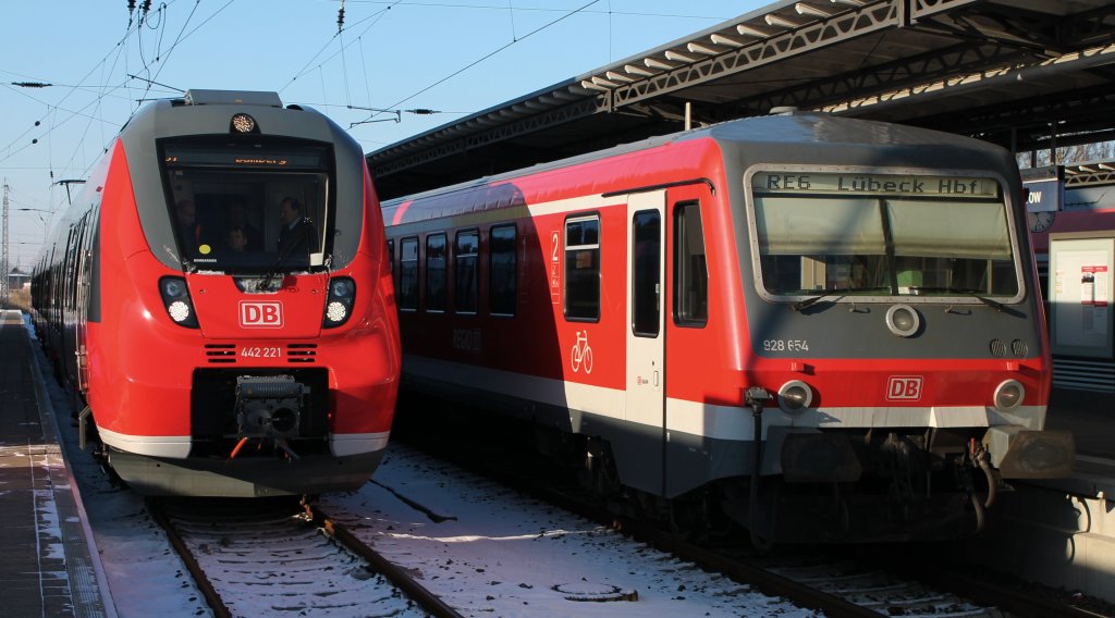 Der 442 221 und der 628 654 nebeneinander in Gstrow am 30.1.2012.