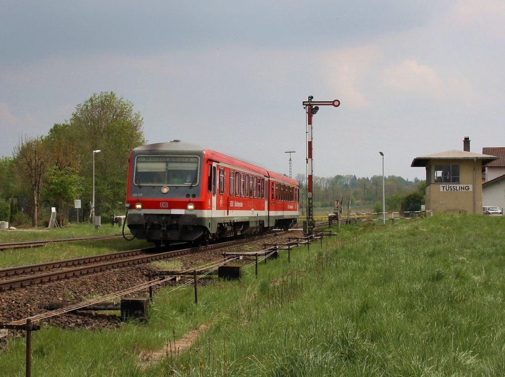 Der 628 567 als RB nach Waldkraiburg am 26.04.2011 bei der Durchfahrt in Tling. 