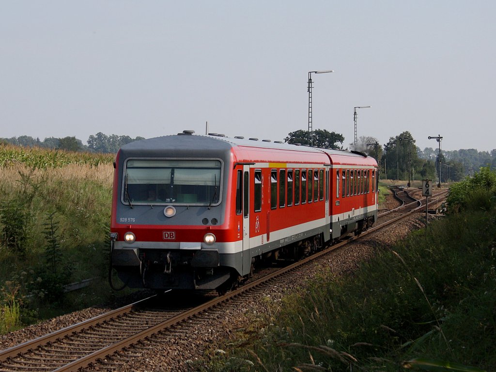 Der 628 576 am 25.08.2009 bei der Durchfahrt in Tling. 
