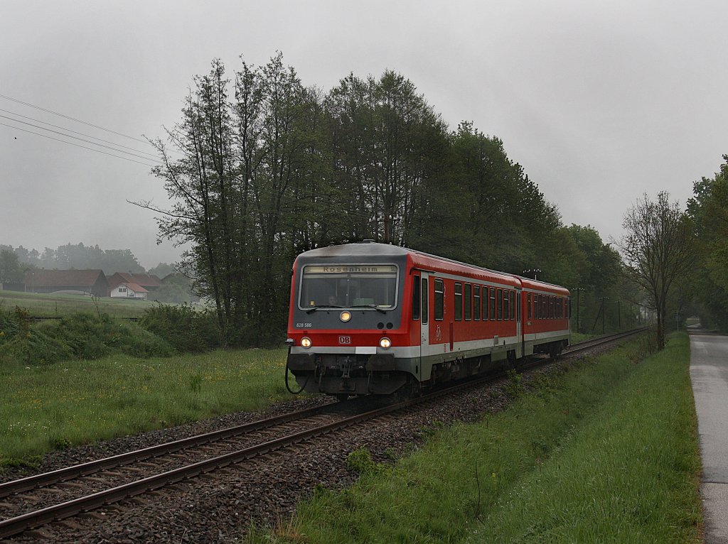 Der 628 586 als RB nach Rosenheim am 01.05.2009 unterwegs bei Pfarrkirchen. 
