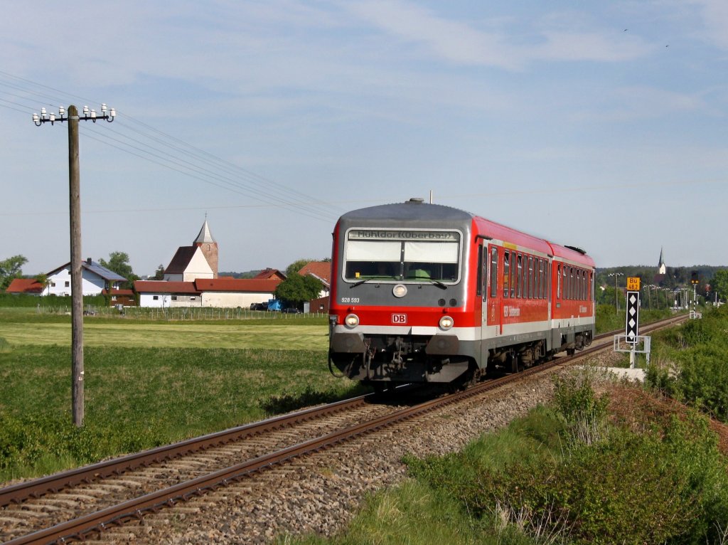 Der 628 593 als RB nach Mhldorf am 07.05.2011 unterwegs auf der Rottalbahn bei Huckenham. 