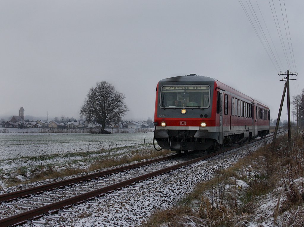 Der 628 627 am 13.12.2009 unterwegs auf der Rottalbahn bei Oberdietfurt. 
