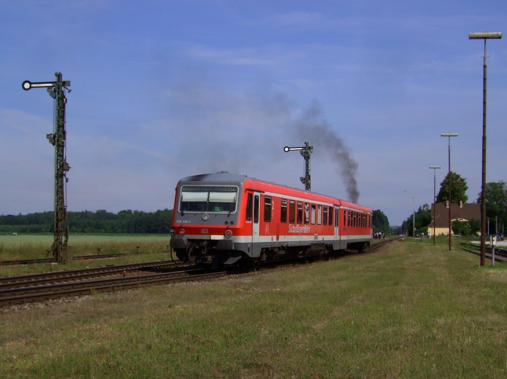 Der 628 628 am 21.06.2008 bei der Einfahrt in Tssling als RB von Burghausen Nach Mhldorf. 
