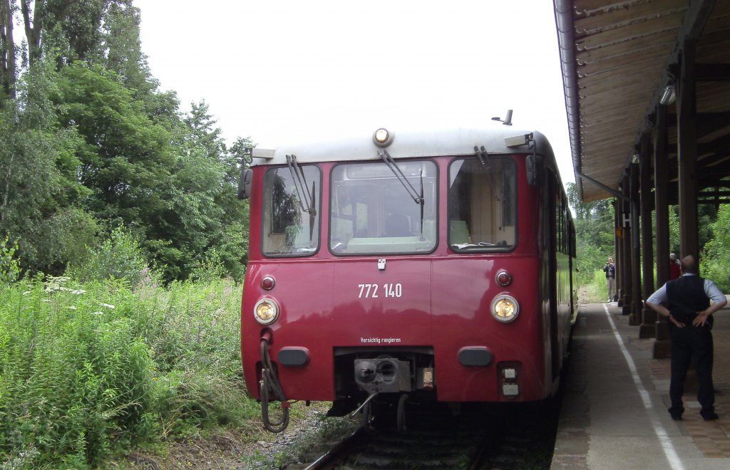 Der 772 140 ein ehemaliger Triebwagen dieser Strecke steht im Bahnhof Friedrichroda