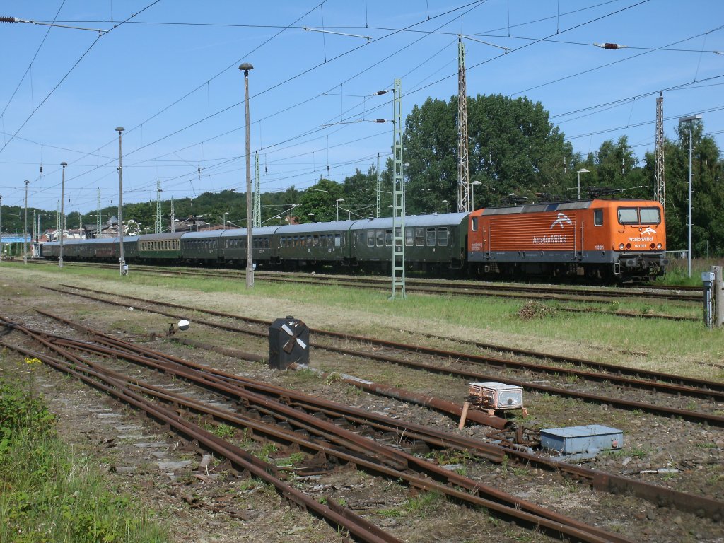 Der abgestellte St�rtebekersonderzug aus Cottbus mit der EKO-Trans 143 001-6,am 06.Juli 2013,in Bergen/R�gen.