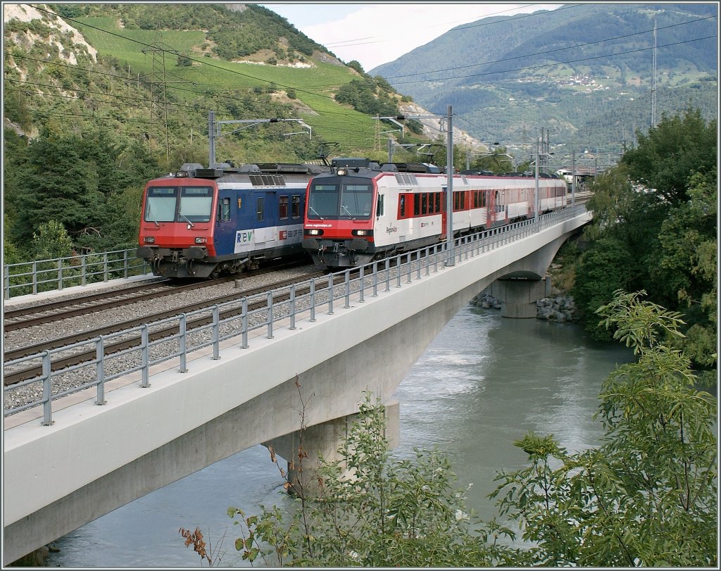 Der alte geht, der neue kommt: NPZ und Domino auf der Rhone Brcke bei Leuk.
9. August 2009