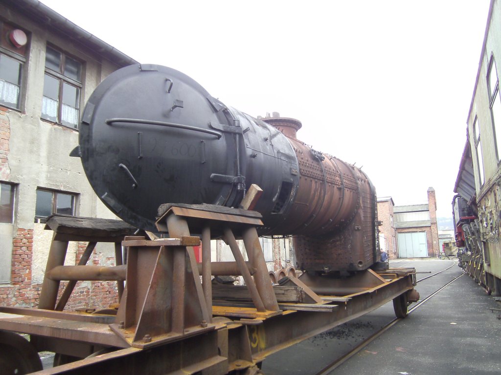 Der alte Kessel von 99 6001 (HSB) im au�engel�nde des DLW Meiningen
