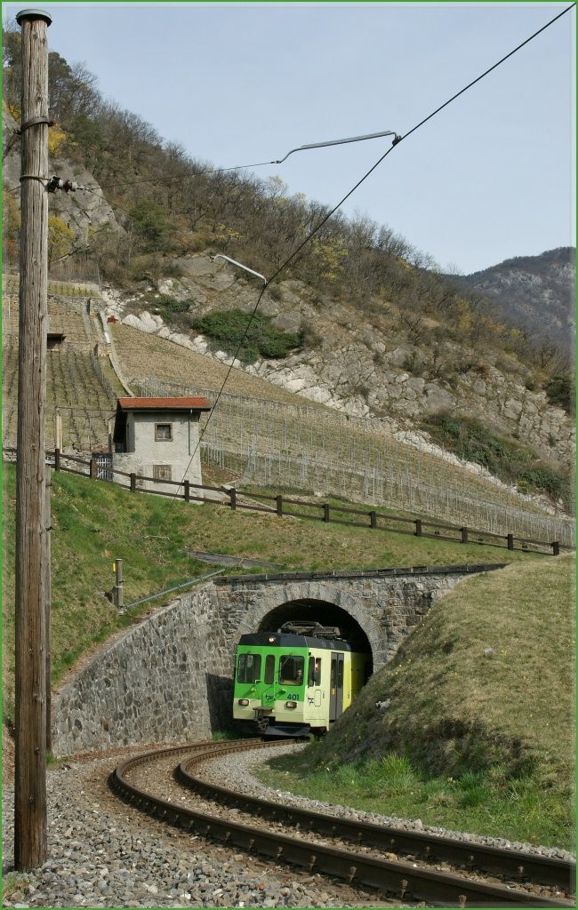 Der ASD BDe 4/4 401 verlsst gerade einen kurzen Tunnel bei Verschiez am 27. Mrz 2011.