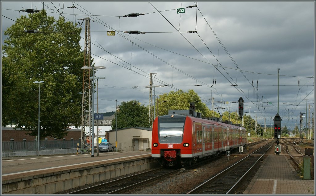 Der DB 425 590-7 erreicht als RB71 nach Homburg (Saar) Hbf Trier Hbf. 
25. Sept. 2012