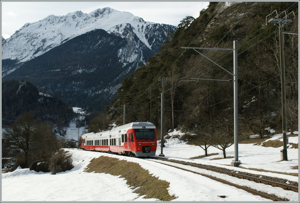 Der Der M-O (TMR/Region Alps) RABe 527 513 erreicht in Kürze Sembrancher
27. Jan. 2013