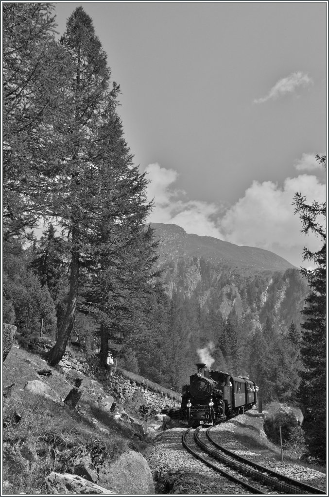 Der DFB Dampfzug kommt...
Die HG 3/4 N 1 mit ihrem Reisezug von Realp erreicht in Krze Oberwald.
5. Aug. 2013