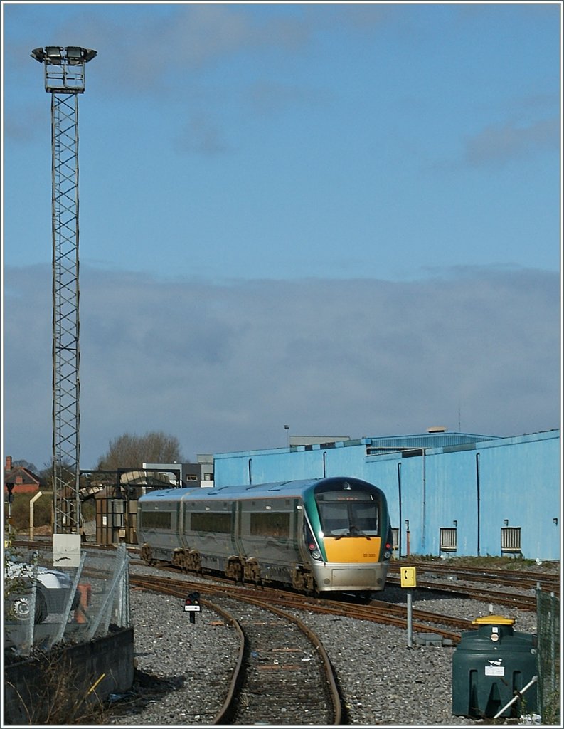 Der Dieseltriebwagen 22 220 verlsst Dublin Heuston auf seiner Fahrt Richtung Kildare. 14. April 2013