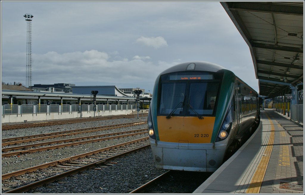 Der Dieseltriebzug 22 220 wartet in Dublin Heuston auf die Abfahrt nach Kildare. 
14. April 2013