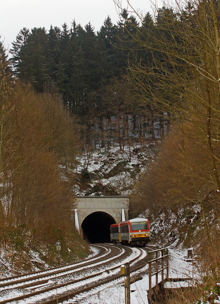 Der Dieseltriebzug 928 677-4 / 628 677-7 Daadetalbahn der Westerwaldbahn (WEBA) hat am 19.01.2013 gerade den Alsdorfertunnel verlassen. Er fhrt die Strecke Daaden-Betzdorf, auf der KBS 463 (Daadetalbahn), nchster Halt ist Betzdorf/Sieg. Rechts verluft die Hellertalbahn (KBS 462) ber Herdorf nach Haiger.