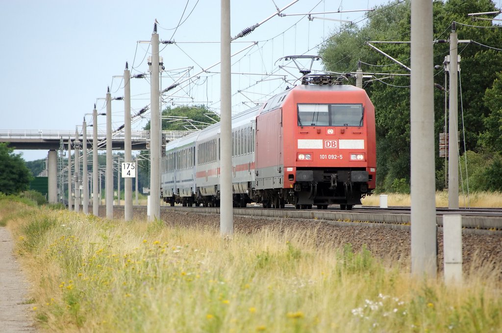 Der EC 340 leider nicht mit der erwarteten 182er, sondern mit der 101 092-5. Zwischen Growudicke und Rathenow. 23.07.2010